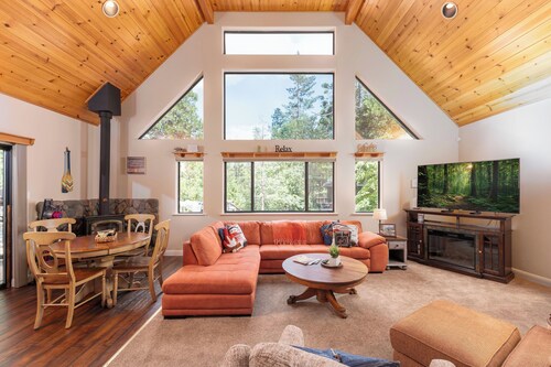 Cozy A-Frame Cabin • Walk to Downtown • Large Deck