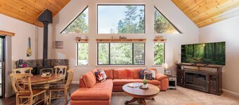 Cozy A-Frame Cabin • Walk to Downtown • Large Deck