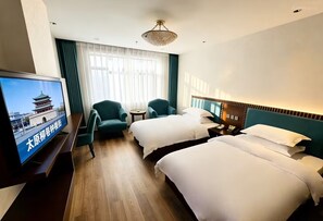 Habitación básica doble, vista a la ciudad | Espacio para trabajar con laptop y wifi gratis 