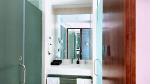 Habitación básica doble, vista a la ciudad | Baño | Amenidades de baño gratuitas, secadora de cabello, toallas, shampoo 