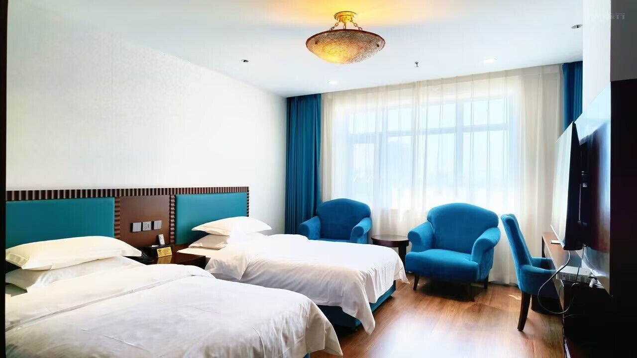 Habitación básica doble, vista a la ciudad | Espacio para trabajar con laptop y wifi gratis 