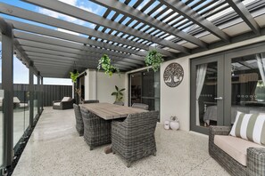 Outdoor dining - Home Waters Wannanup -Luxury coastal retreat with Pool & Spa (Wannanup)