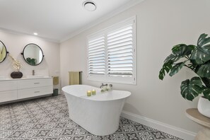 Shower, hair dryer, towels, toilet paper - Home Waters Wannanup -Luxury coastal retreat with Pool & Spa (Wannanup)