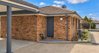 Stay in the Heart of Armidale – Modern 2BR Accommodation