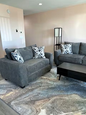 Living area - Adorable 1-bedroom condo steps from the beach in Perdido Key - Sleeps 6!! (Pensacola)
