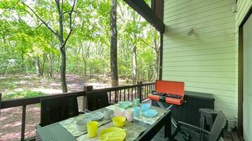 Apartment | Outdoor dining