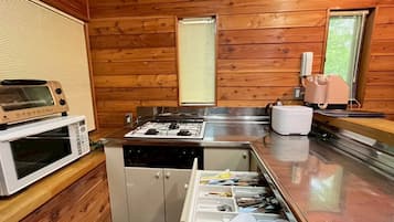 Huoneisto | Yksityinen keittiö | Jääkaappi, mikroaaltouuni, liesi, keittoastiat/astiat/ruokailuvälineet