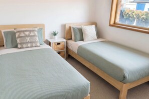 4 bedrooms, iron/ironing board, WiFi