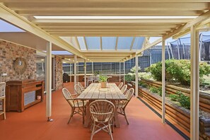 Outdoor dining - Watonga Coastal Retreat | Pool, Sauna, Beach, Pets (Port Macquarie)
