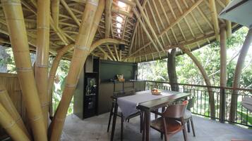 Vila Mewah, 2 kamar tidur, pemandangan kolam renang | Tempat makan outdoor