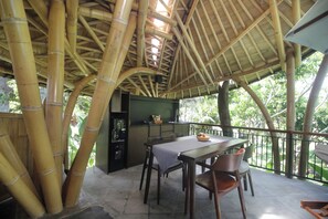 Vila Mewah, 2 kamar tidur, pemandangan kolam renang | Tempat makan outdoor