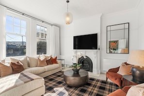 Luxury-Haus | Wohnbereich | 55-Zoll-Smart-TV mit Digitalempfang, Netflix, Streaming-Dienste