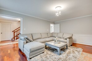 Smart TV - Spacious 6-bedroom house in serene Marietta with AC (Marietta)
