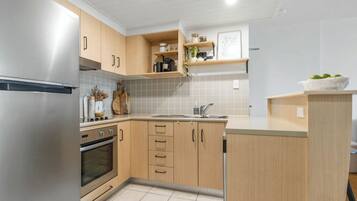 Fridge, oven, stovetop, dishwasher