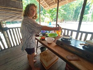 Standard Bungalow, Sea View | Outdoor dining - Tanjung Kalemo Resort (Tojo una-una, Sulawesi Tengah)
