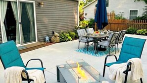 Outdoor dining - Hidden Sapphire Shores - Near Beach + Fire Pit + Family Retreat (Michigan City)