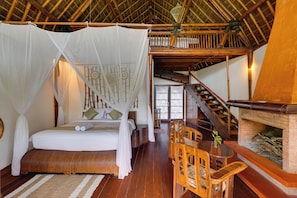 In-room safe, laptop workspace, bed sheets - Plaga Eco Village - Pelaga (Pelaga)