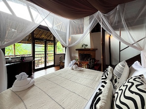 In-room safe, laptop workspace, cots/infant beds, bed sheets - Pelaga Eco Village - Pelaga (Pelaga)