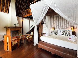 In-room safe, laptop workspace, cots/infant beds, bed sheets - Pelaga Eco Village - Pelaga (Pelaga)