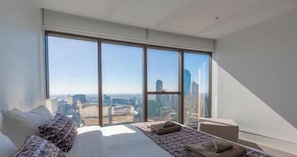 Apartamento superluxo, vista para a cidade | Ferros/tábuas de passar roupa, Wi-Fi de cortesia