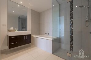Luxe appartement, uitzicht op stad | Badkamer