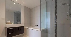 Luxury Apartment, City View | Bathroom - Exclusive Stays - Prima Tower (Southbank)