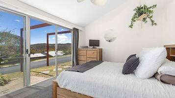 Desk, iron/ironing board, WiFi, bed sheets