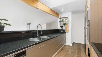 Micro-ondes, four, plaque de cuisson, lave-vaisselle