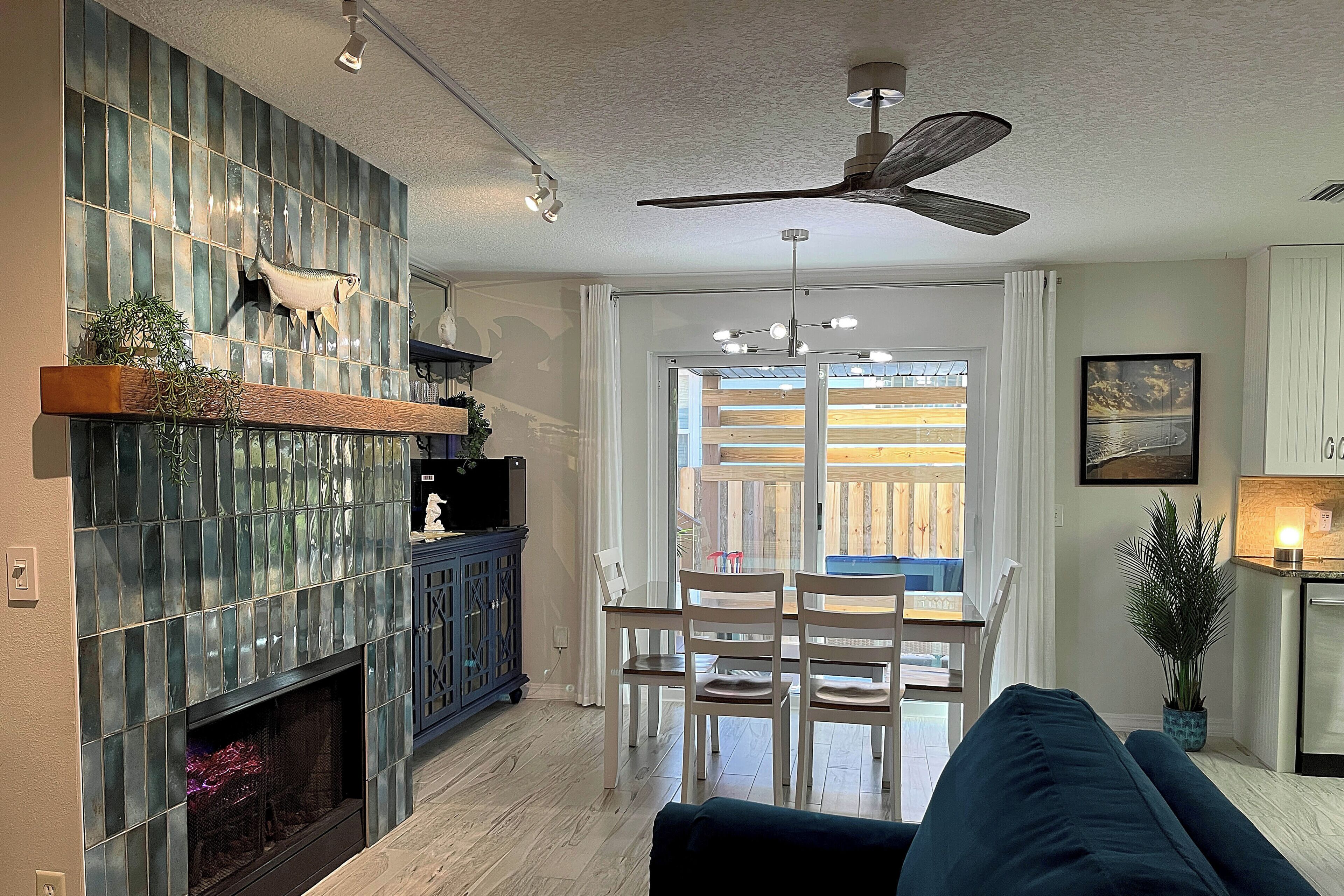 Smart TV, chimenea, futbolito y tenis de mesa 