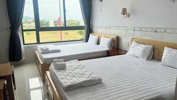 Habitación cuádruple básica, vistas a la ciudad | Escritorio, espacio para trabajar con un portátil, wifi gratis