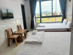 Habitación cuádruple básica, vistas a la ciudad | Escritorio, espacio para trabajar con un portátil, wifi gratis