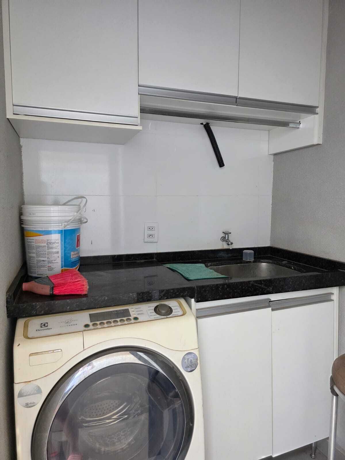 Cocina compacta con lavadora, lavaplatos y encimera.