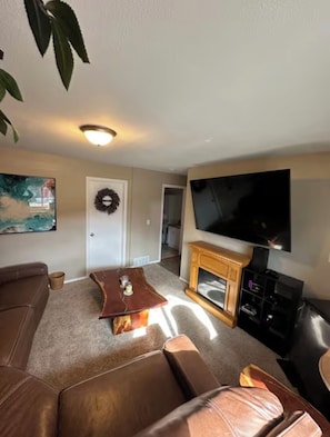 Smart TV, chimenea, videojuegos y reproductor de DVD 