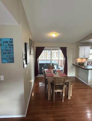 Dining - Luxury Alaska Spa Retreat • Hot Tub • Sauna • Cold Plunge • Fire Pit (Anchorage)