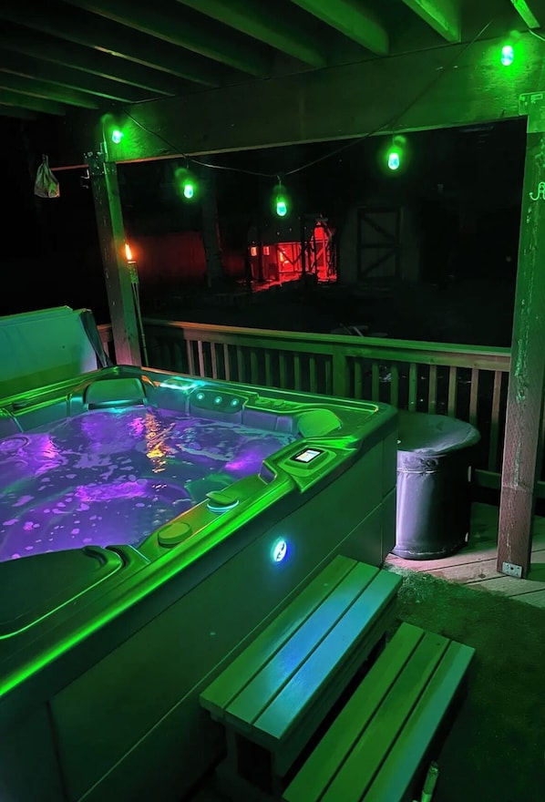 Outdoor spa tub - Luxury Alaska Spa Retreat • Hot Tub • Sauna • Cold Plunge • Fire Pit (Anchorage)