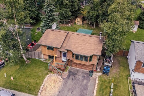 Eagle River Luxury Alaska Spa Retreat • Hot Tub • Sauna • Cold Plunge • Fire Pit
