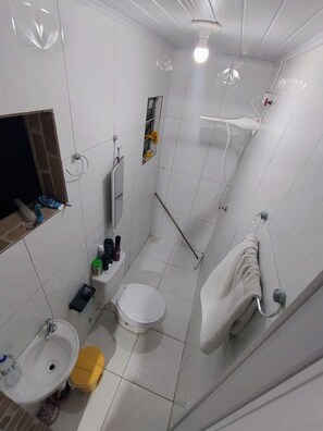 Serviettes fournies, savon, papier toilette