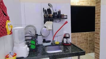 Frigorífico, microondas, placa de cocina y lavavajillas