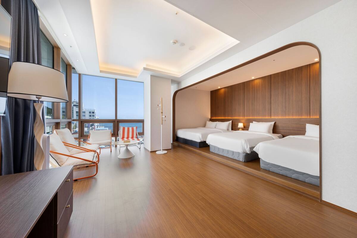 Habitación cuádruple familiar, no fumadores, vistas parciales al mar | Ropa de cama de alta calidad, cortinas opacas, sistema de insonorización