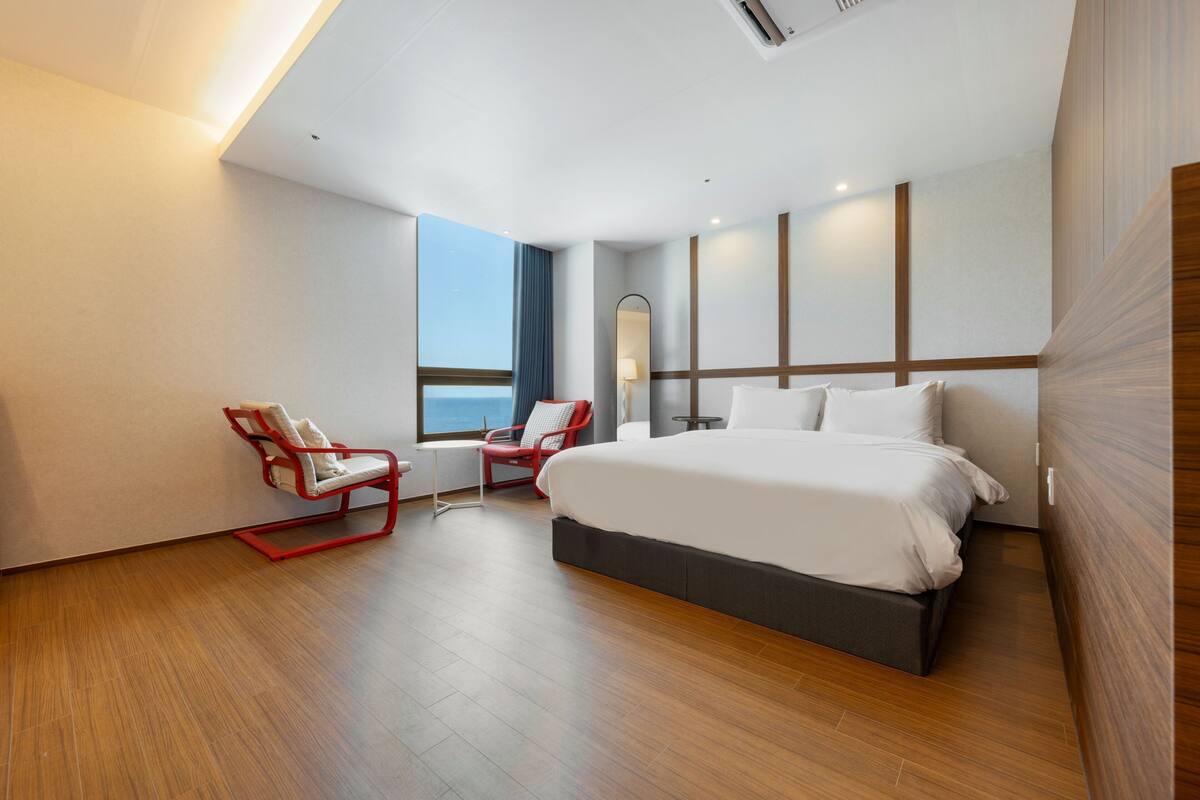 Habitación Deluxe doble, no fumadores, vistas parciales al mar | Ropa de cama de alta calidad, cortinas opacas, sistema de insonorización