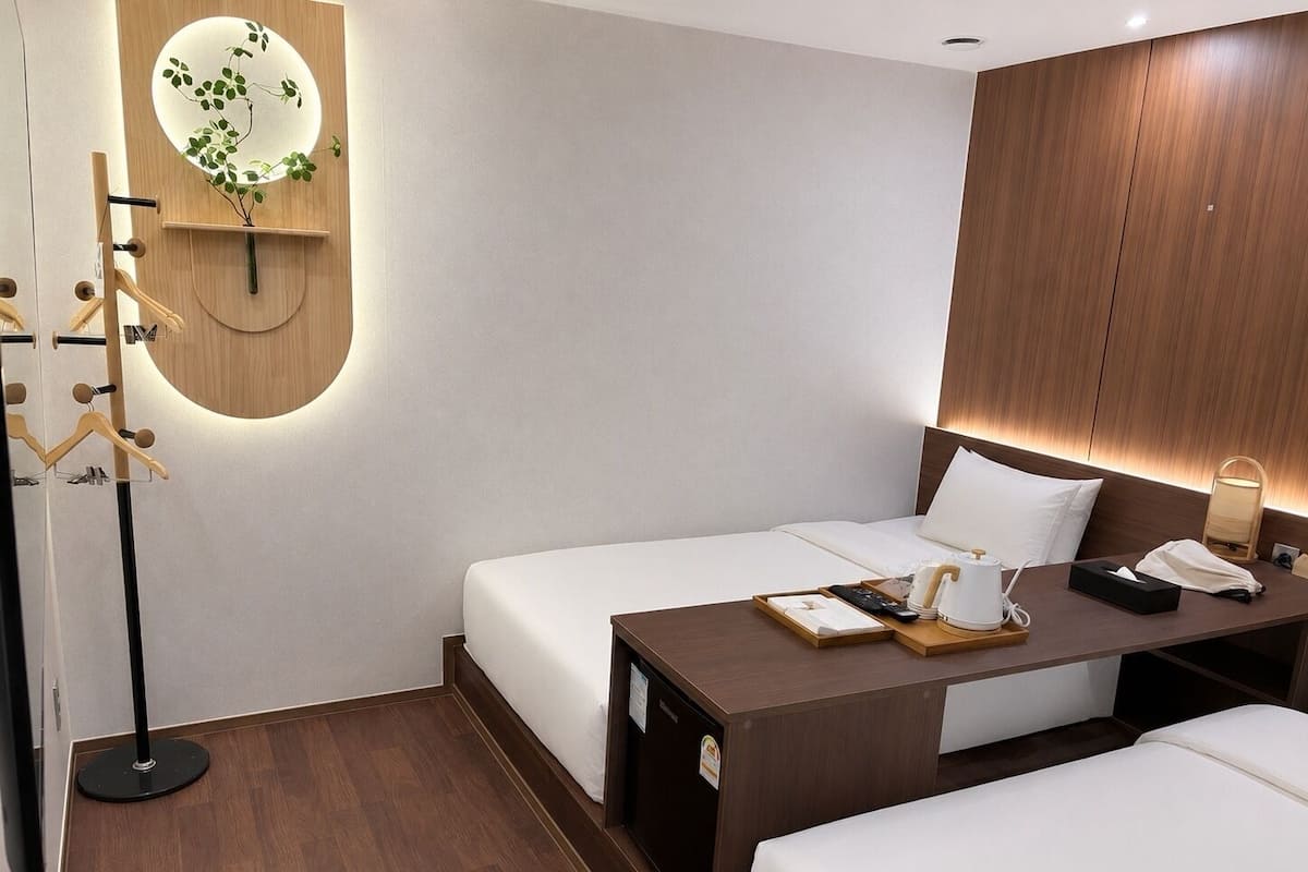 Habitación económica con 2 camas individuales (no window) | Ropa de cama de alta calidad, cortinas blackout y insonorización