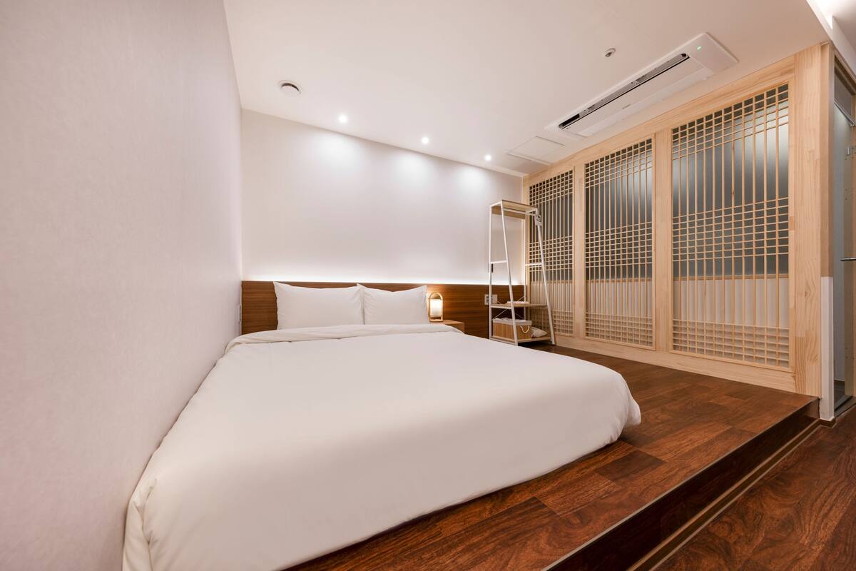 Habitación económica doble (no window) | Ropa de cama de alta calidad, cortinas opacas, sistema de insonorización