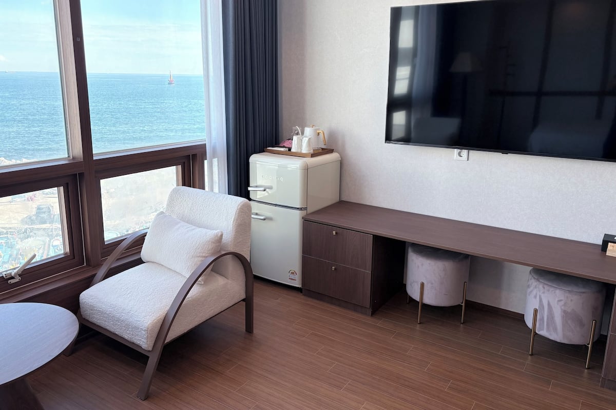 Habitación cuádruple estándar, para no fumadores, vista al puerto | Ropa de cama de alta calidad, cortinas blackout y insonorización