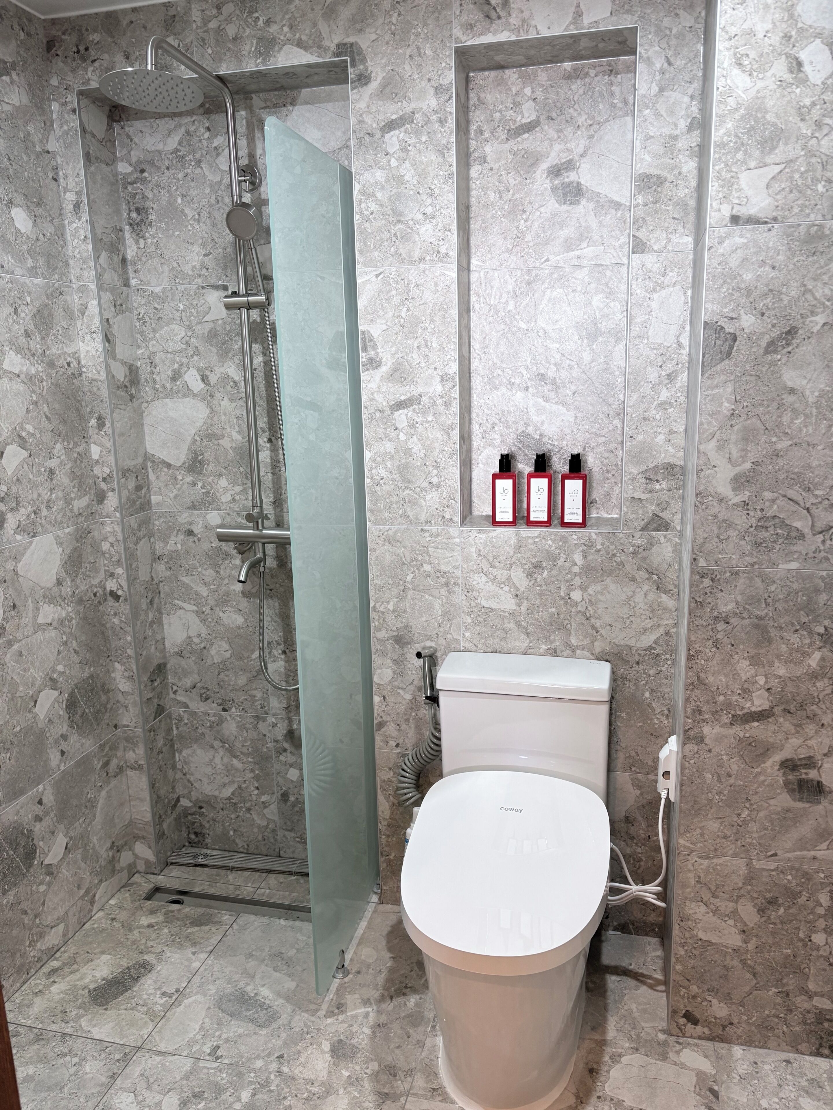 Suihku, ilmaiset hygieniatuotteet, hiustenkuivaaja, tohvelit