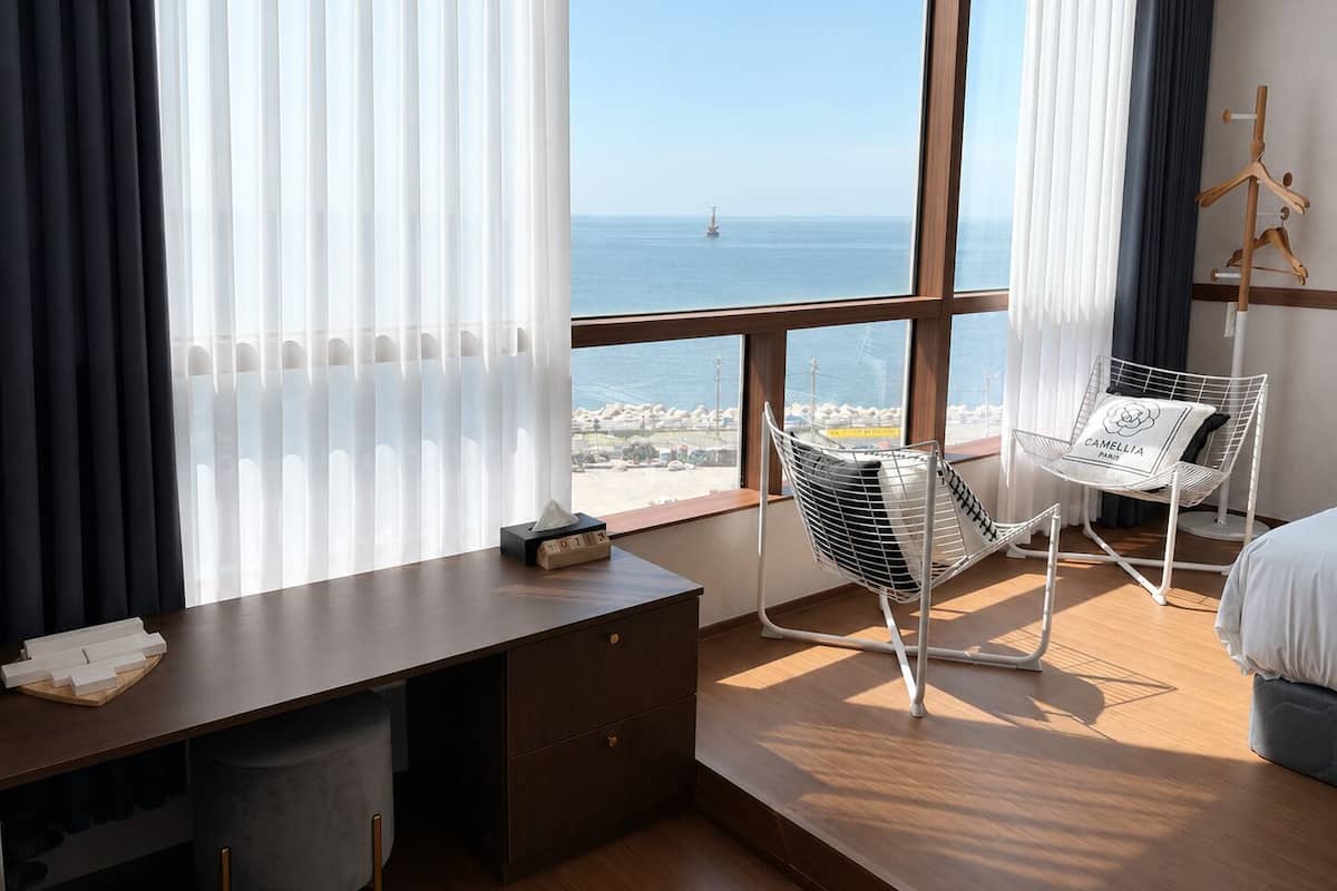 Habitación triple estándar, para no fumadores, vista al puerto | Ropa de cama de alta calidad, cortinas blackout y insonorización
