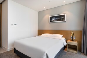 Ropa de cama de alta calidad, cortinas opacas, sistema de insonorización
