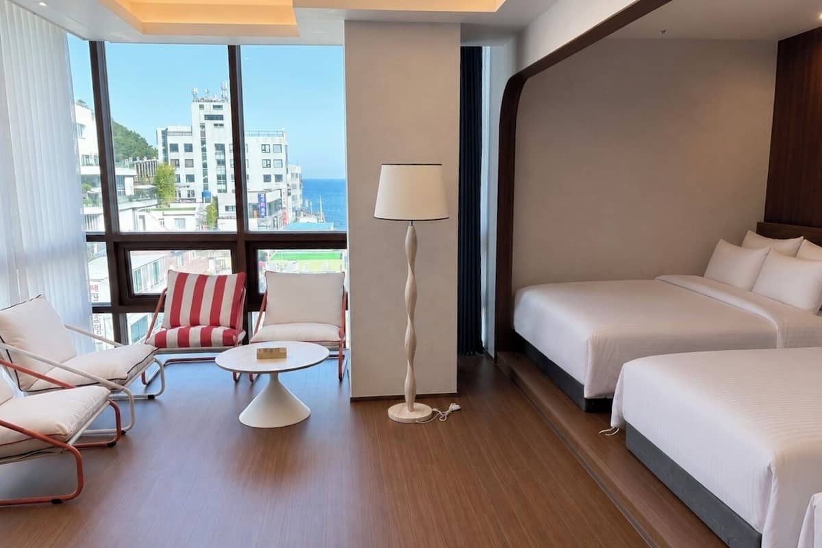 Habitación cuádruple familiar, para no fumadores, vista parcial al océano | Ropa de cama de alta calidad, cortinas blackout y insonorización
