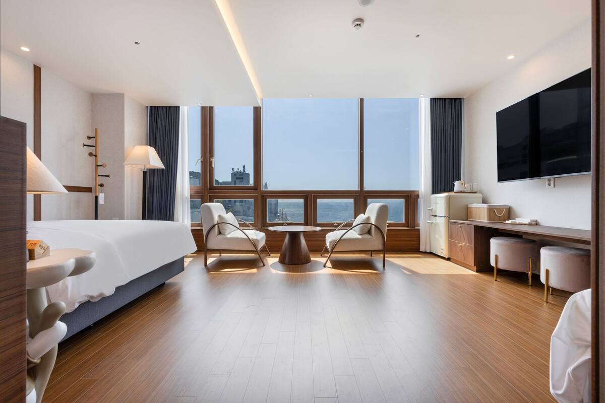 Habitación cuádruple estándar, no fumadores, vistas al puerto | Ropa de cama de alta calidad, cortinas opacas, sistema de insonorización