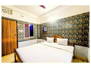 Deluxe Double Room | Hypo-allergenic bedding, soundproofing, free WiFi, bed sheets - Hotel Rayyyy Stay  (Puri)