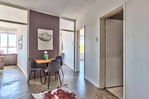 Dining room - Table Mountain Escape, Mountain and sea Views (Cape Town)